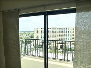 4242 NW 2nd St, Unit 01412 in Miami, FL - Foto de edificio - Building Photo