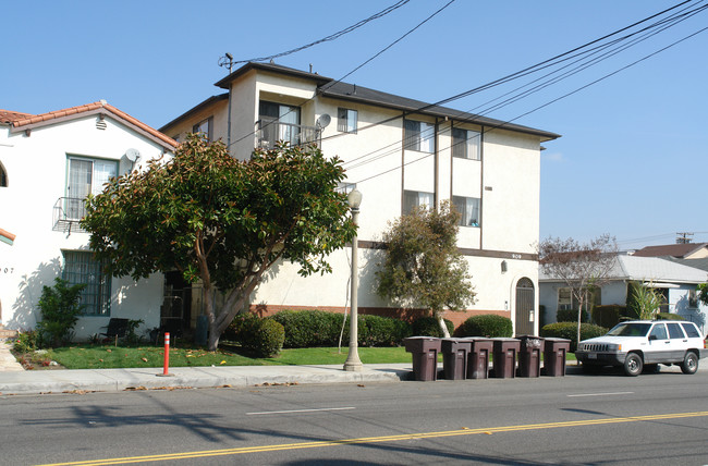 909 E Chevy Chase Dr in Glendale, CA - Building Photo - Building Photo