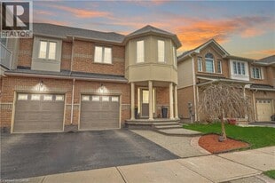 1004 Donnelly St in Milton, ON - Building Photo