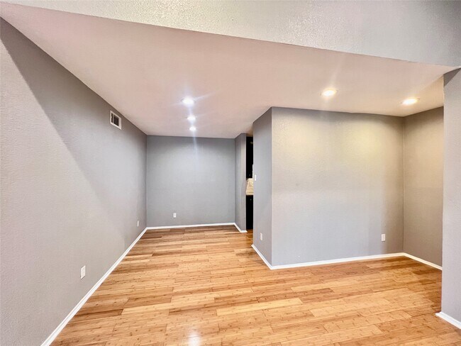 10047 Westpark Dr in Houston, TX - Building Photo - Building Photo