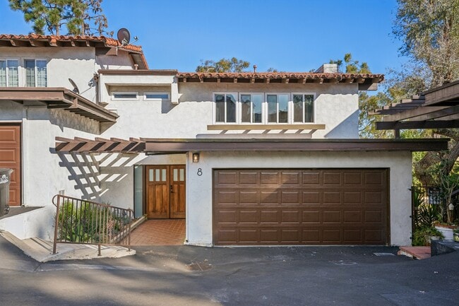 835 Amigos Way in Newport Beach, CA - Building Photo - Building Photo