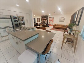 220 SE 1st St in Dania Beach, FL - Building Photo