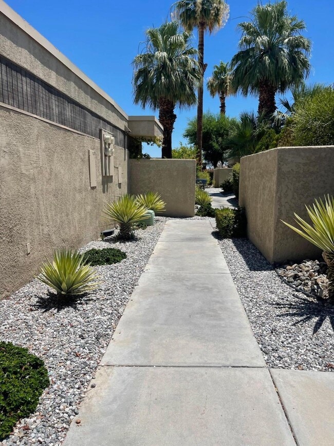 450 Bradshaw E Ln in Palm Springs, CA - Building Photo - Building Photo