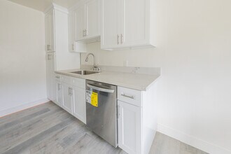 10043 Haines Canyon Ave, Unit E in Tujunga, CA - Building Photo - Building Photo