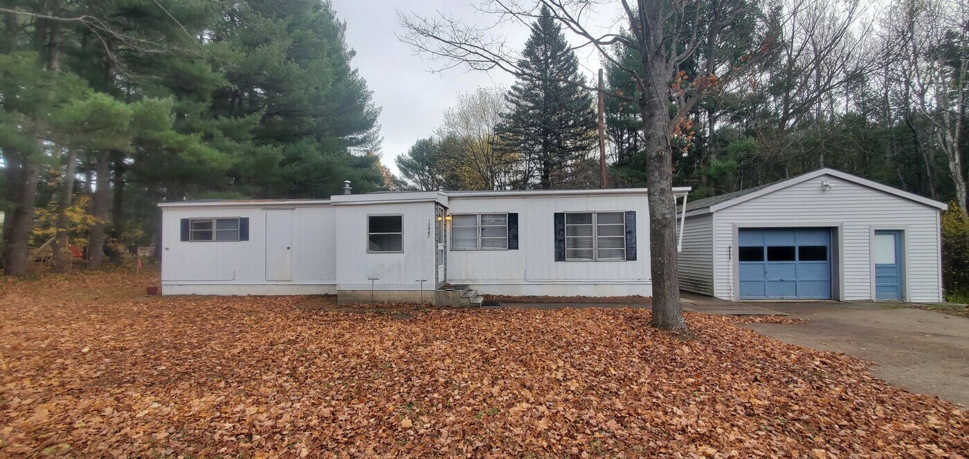 10947 S Dalzell Rd in Traverse City, MI - Building Photo