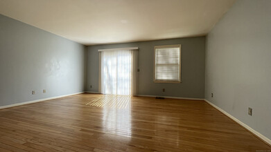 19 Hawthorne Dr in New London, CT - Building Photo - Building Photo