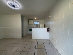 319 Country Club Oval in Daytona Beach, FL - Building Photo - Building Photo