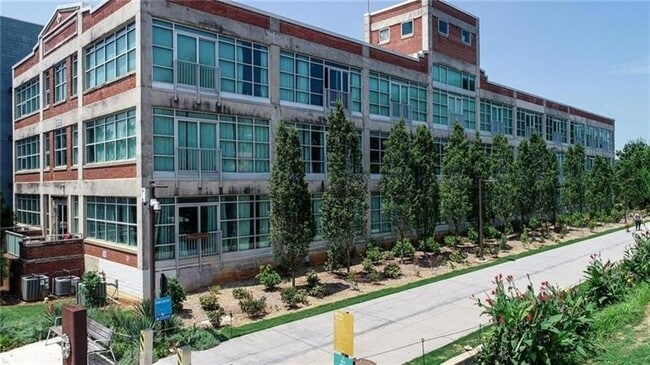 890 Memorial Dr SE, Unit 204 in Atlanta, GA - Building Photo - Building Photo