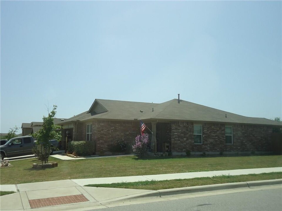 100 Hawkins Ct in Hutto, TX - Foto de edificio