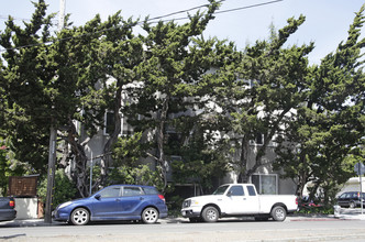 Silvergate Apartments in Oakland, CA - Building Photo - Building Photo