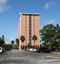 Bonair Towers in Ft. Myers, FL - Building Photo - Building Photo