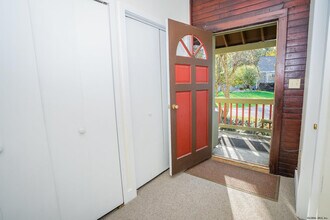 10 Carriage House Ln in Saratoga Springs, NY - Building Photo - Building Photo