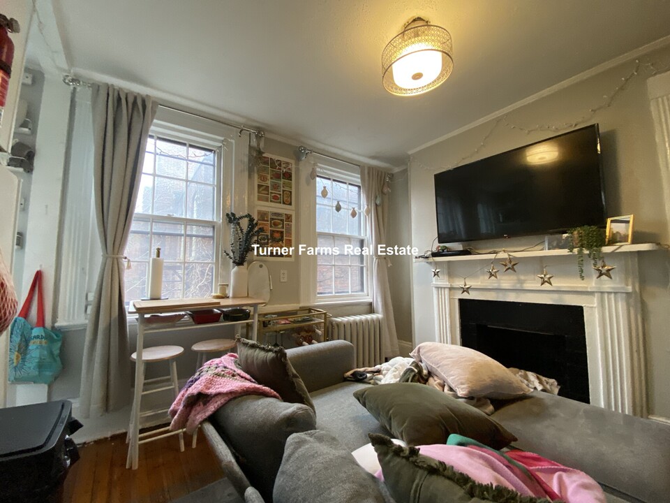 5 Champney Pl, Unit 1 champney 2 in Boston, MA - Building Photo
