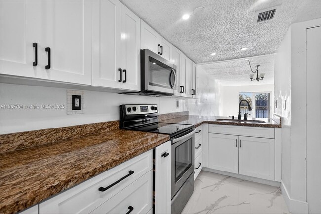 9915 W Okeechobee Rd in Hialeah Gardens, FL - Foto de edificio - Building Photo