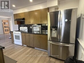 2216 Victoria St in Innisfil, ON - Building Photo - Building Photo