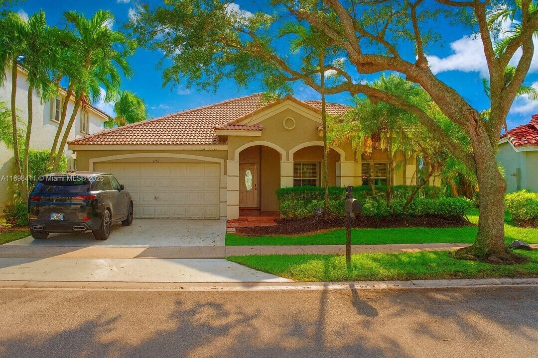 1096 Fairfield Meadows Dr in Weston, FL - Building Photo