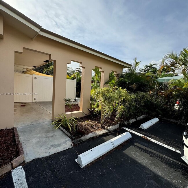 590 NE 20th St in Wilton Manors, FL - Building Photo - Building Photo