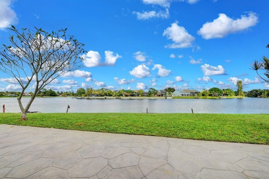 12561 Shoreside Ln in Wellington, FL - Building Photo