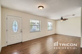 4427 W Lawn Ave in Tampa, FL - Building Photo - Building Photo