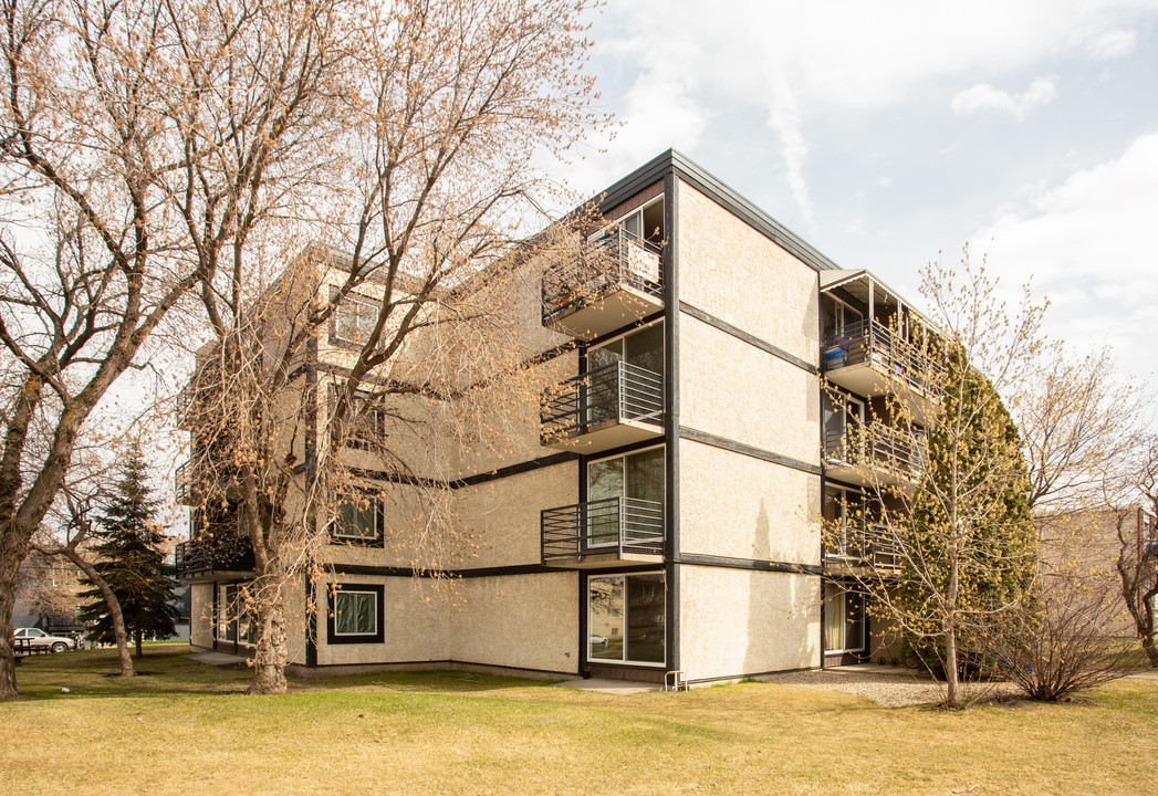 Central Manor in Edmonton, AB - Building Photo