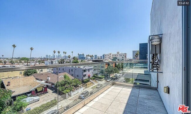 105 S Mariposa Ave in Los Angeles, CA - Building Photo - Building Photo