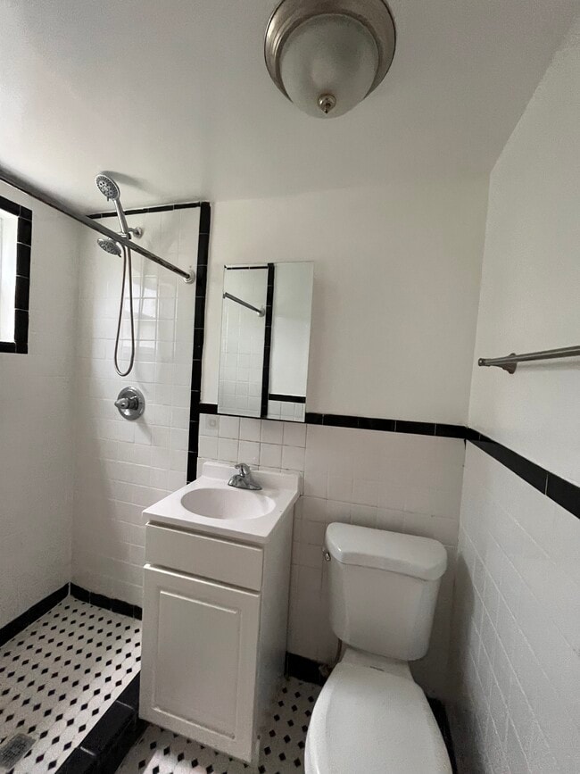 29 Clarke Ave, Unit 1L in Jersey City, NJ - Building Photo - Building Photo