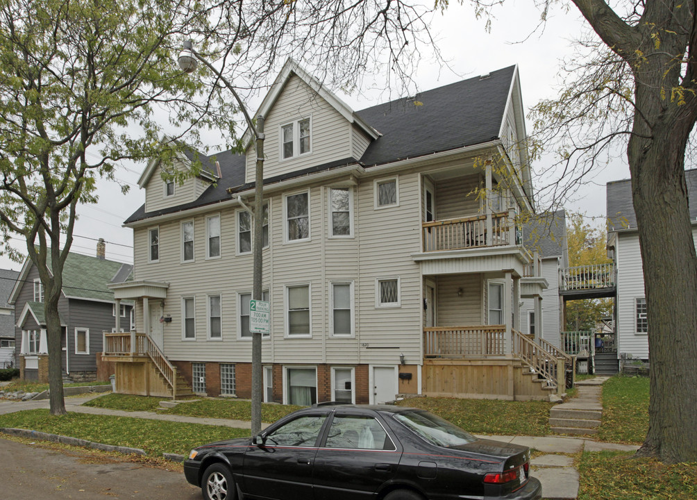 2555 N Bartlett Ave in Milwaukee, WI - Foto de edificio