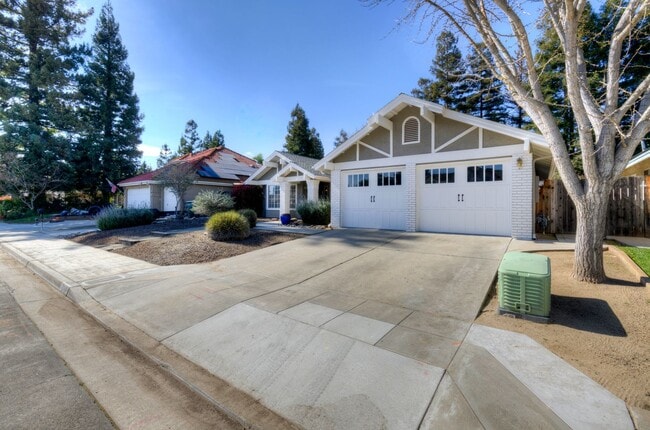 8241 N Yorktown Dr in Fresno, CA - Building Photo - Building Photo