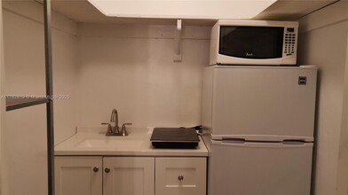 729 NE 6th St in Hallandale Beach, FL - Building Photo - Building Photo