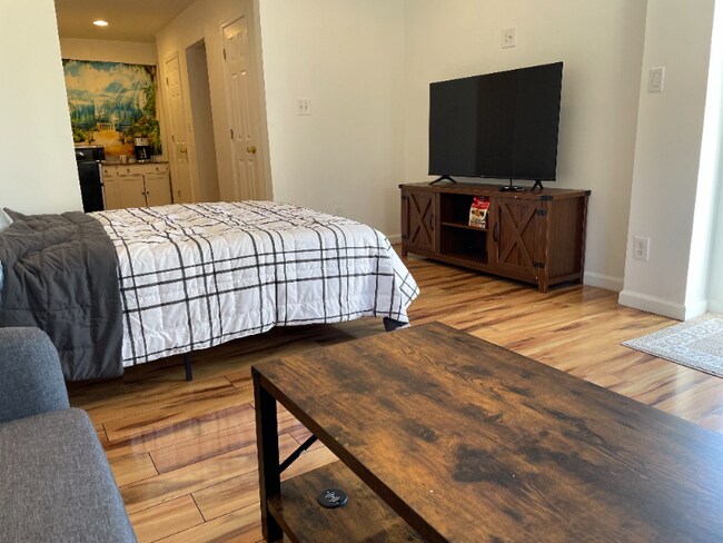 2512 Linwood Ln in Woodbridge, VA - Foto de edificio - Building Photo