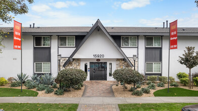 Four Seasons Apartments in Paramount, CA - Foto de edificio - Building Photo