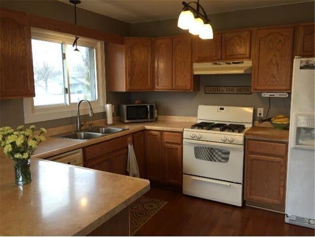 9700 Thomas Ave N in Minneapolis, MN - Building Photo - Building Photo