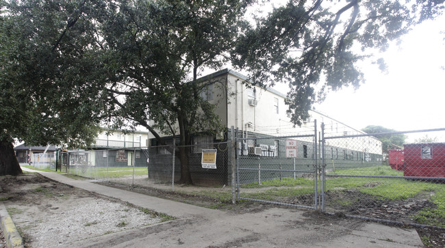 3925 Washington Ave in New Orleans, LA - Building Photo - Building Photo