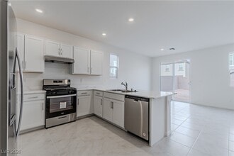 7000 Cottage Vis Ave in Las Vegas, NV - Building Photo - Building Photo