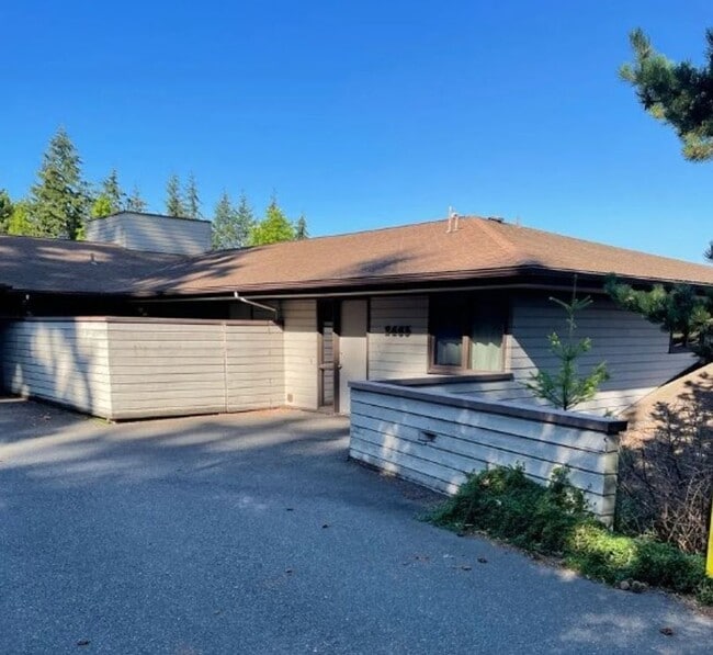 property at 2465 Lakeway Dr