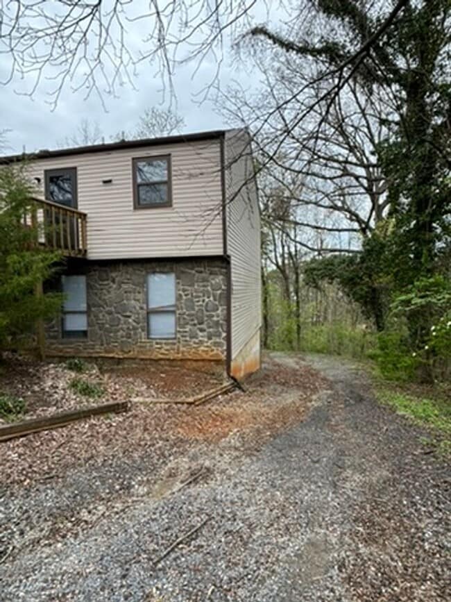 6635 Wood Haven Rd in Hollins, VA - Foto de edificio - Building Photo