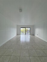 10431 N Kendall Dr in Miami, FL - Building Photo