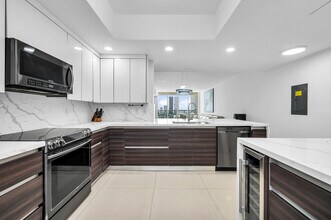 3330 NE 190th St in Aventura, FL - Building Photo - Building Photo