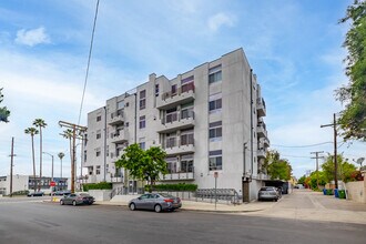 5605 Gentry Ave in Valley Village, CA - Foto de edificio - Building Photo