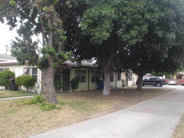 7311-7315 Jaboneria Rd. in Bell Gardens, CA - Foto de edificio - Building Photo