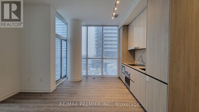 8 Interchange Wy in Vaughan, ON - Building Photo - Building Photo