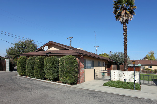 1923 Emma Lee Ln in Hanford, CA - Foto de edificio - Building Photo