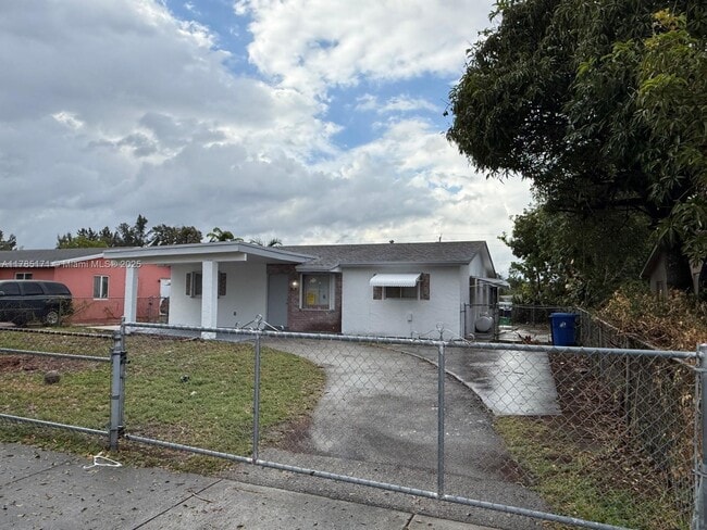 2631 NW 25th St in Fort Lauderdale, FL - Building Photo - Building Photo
