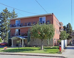 17 Cloverdale Avenue in Hamilton, ON - Building Photo