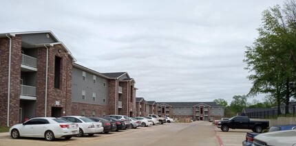 Greenbriar Apartments in Paris, TX - Foto de edificio - Building Photo