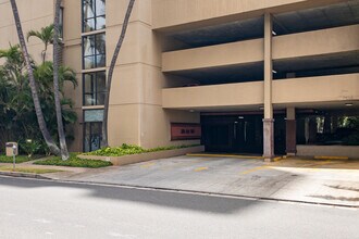 2121 Ala Wai in Honolulu, HI - Foto de edificio - Building Photo