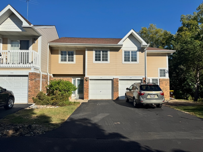 1407 Oak Leaf Ln in Woodstock, IL - Building Photo