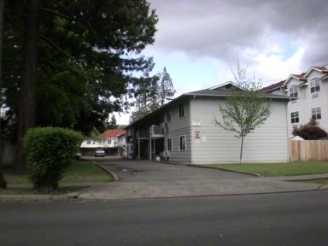 210 SW Rogue River Ave in Grants Pass, OR - Building Photo