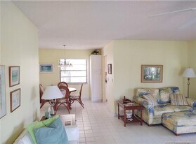 5211 SE Sea Island Way in Stuart, FL - Building Photo