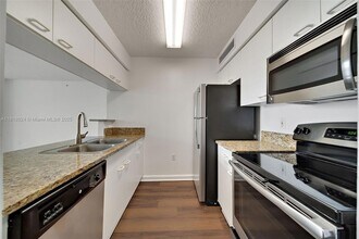 1756 N Bayshore Dr, Unit 14A in Miami, FL - Building Photo - Building Photo